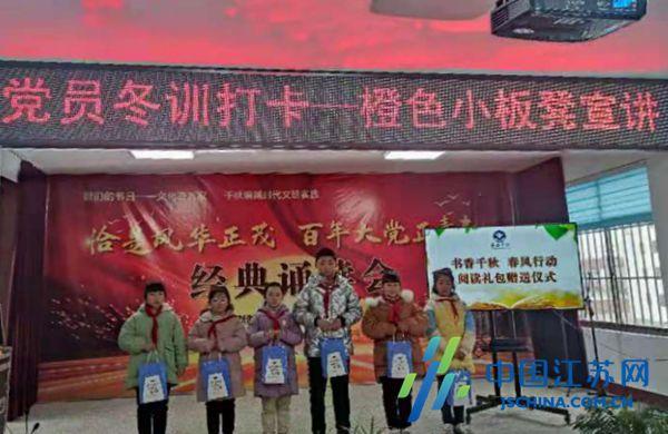 可爱小猫向上跳